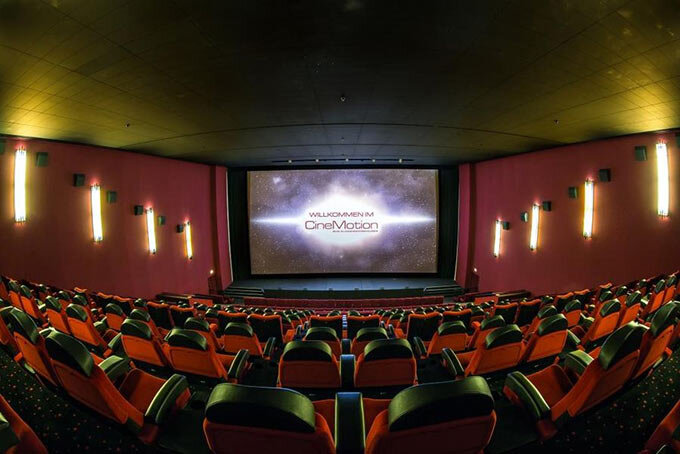 Bild – Ein leerer Kinosaal, auf der Leinwand ist das Logo von Cinemotion zu sehen