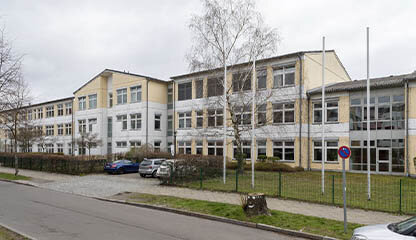 Bild – Ansicht der Bröndby Oberschule in Steglitz-Zehlendorf