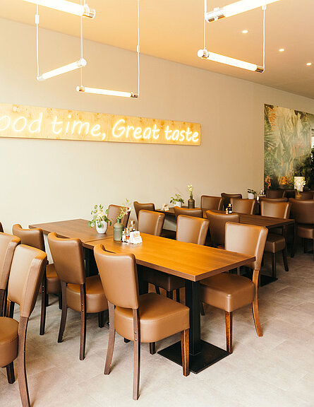 Restoranların masa ve sandalyeleriyle iç görünümü.