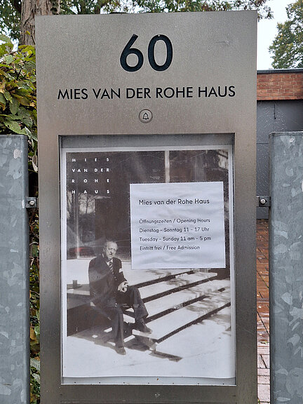 Ev numarası ve mimar Mies van der Rohe'nin fotoğrafı. 