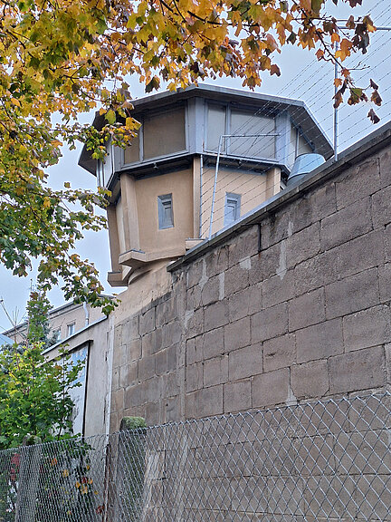 Tháp canh và tường của nhà tù tạm giam Stasi.