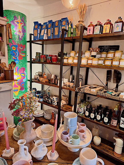 For browsing and purchasing, customers have access to a small shop in the Café Lehmsofa.