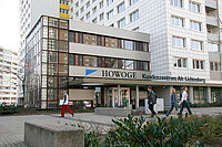 Eingang des HOWOGE Kundenzentrums in Alt-Lichtenberg. An der Fassade befindet sich das HOWOGE Logo und der Schriftzug "Kundenzentrum Alt-Lichtenberg".