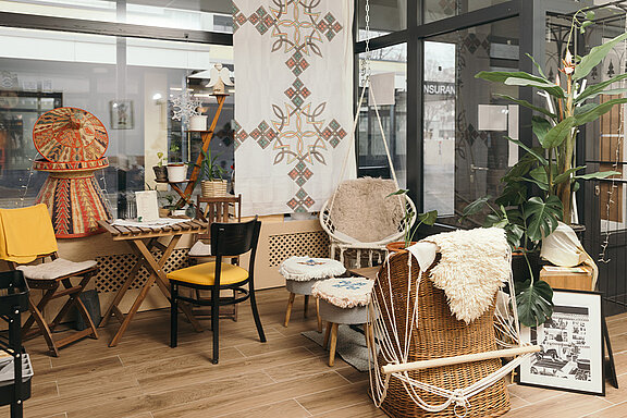 Ein Foto des Interieurs des Café Sidamo mit Blick auf die Sitzbereiche