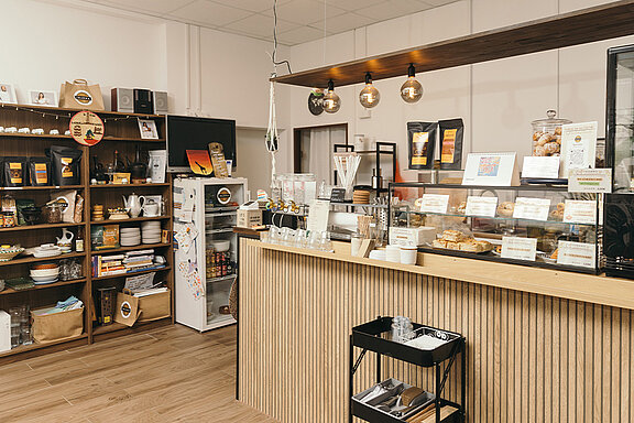 Ein Foto des Interieurs des Café Sidamo mit Blick auf die Gebäckvitrine und den Bestellbereich