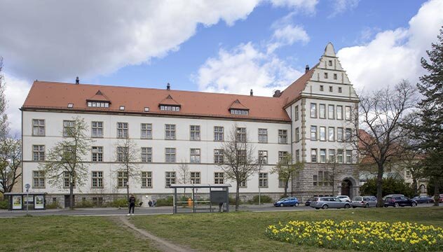 HOWOGE Friedrich-Engels-Gymnasium Ansicht auf das Friedrich-Engels-Gymnasium