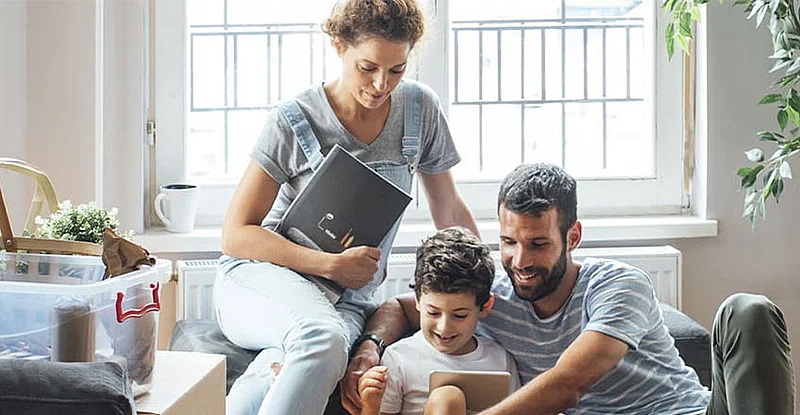 Familie sitzt auf dem Sofa