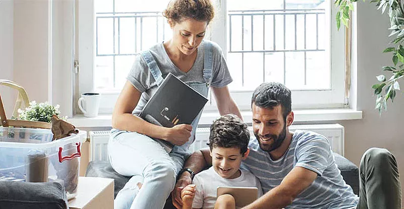 Familie sitzt auf dem Sofa