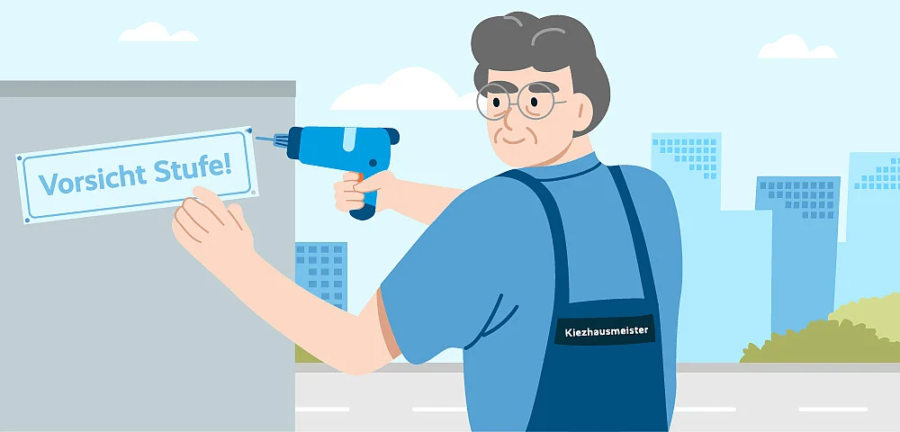 Ein Handwerker mit grauen Haaren und Brille befestigt ein Schild mit der Aufschrift „Vorsicht Stufe!“ an einer Wand. Er trägt blaue Arbeitskleidung mit der Aufschrift „Kiezhausmeister“.