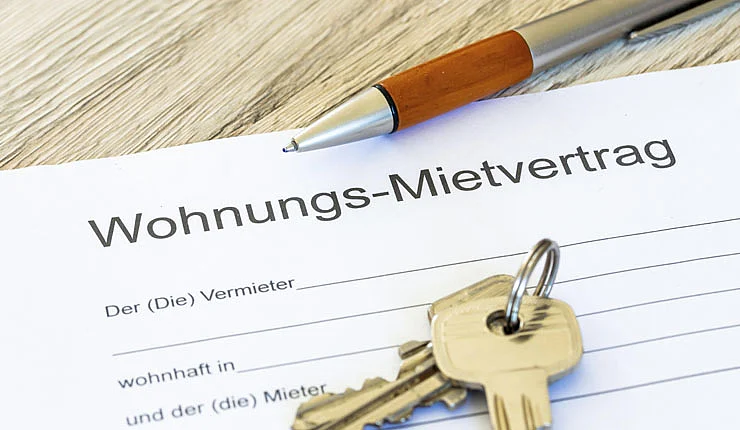 Wohnungs-Mietvertrag, Schlüssel und Kugelschreiber liegen auf einem Tisch.