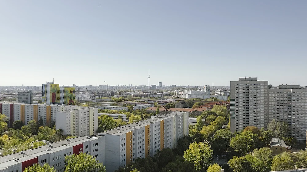 Blick auf Berlin. Fernsehturm und Hochhäuse mit Bäumen