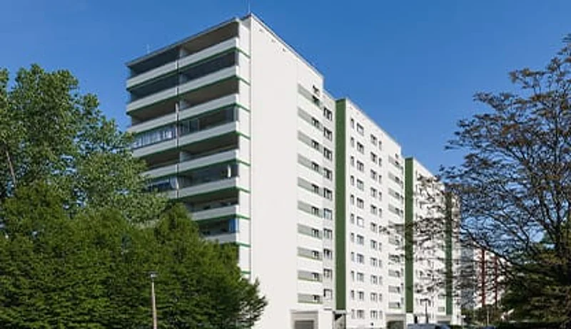 Aussenansicht eines Plattenbaus der HOWOGE