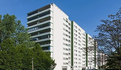 Aussenansicht eines Plattenbaus der HOWOGE