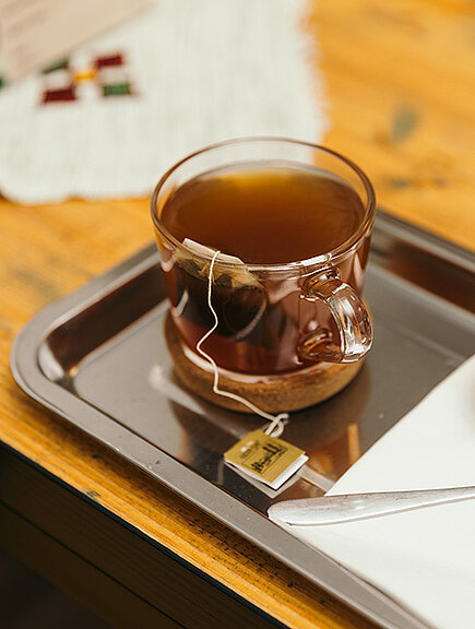 Ein Foto einer Armudu-Tasse mit Tee