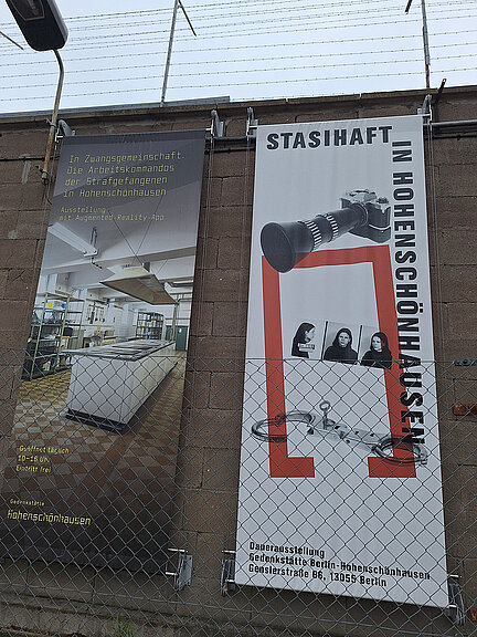 Biểu ngữ bảo tàng trên bức tường bên ngoài nhà tù tạm giam Stasi.  