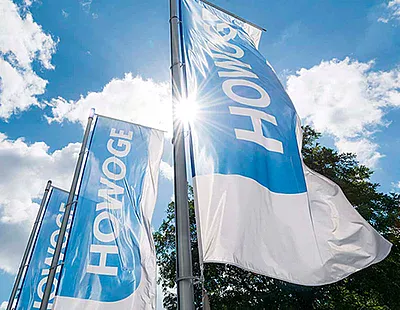 Fahnen mit HOWOGE Logo