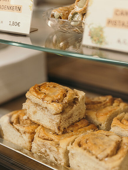 Ein Foto von mehreren Cinnabons in der Vitrine