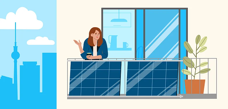 Eine Frau lehnt an einem Balkon mit Solarpanelen, neben ihr steht eine Pflanze im Topf. Im Hintergrund ist eine Stadtsilhouette mit dem Berliner Fernsehturm zu sehen. Die Szene wirkt modern und nachhaltig.