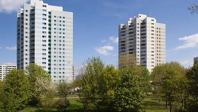 Park mit Hochhäusern im Hintergrund
