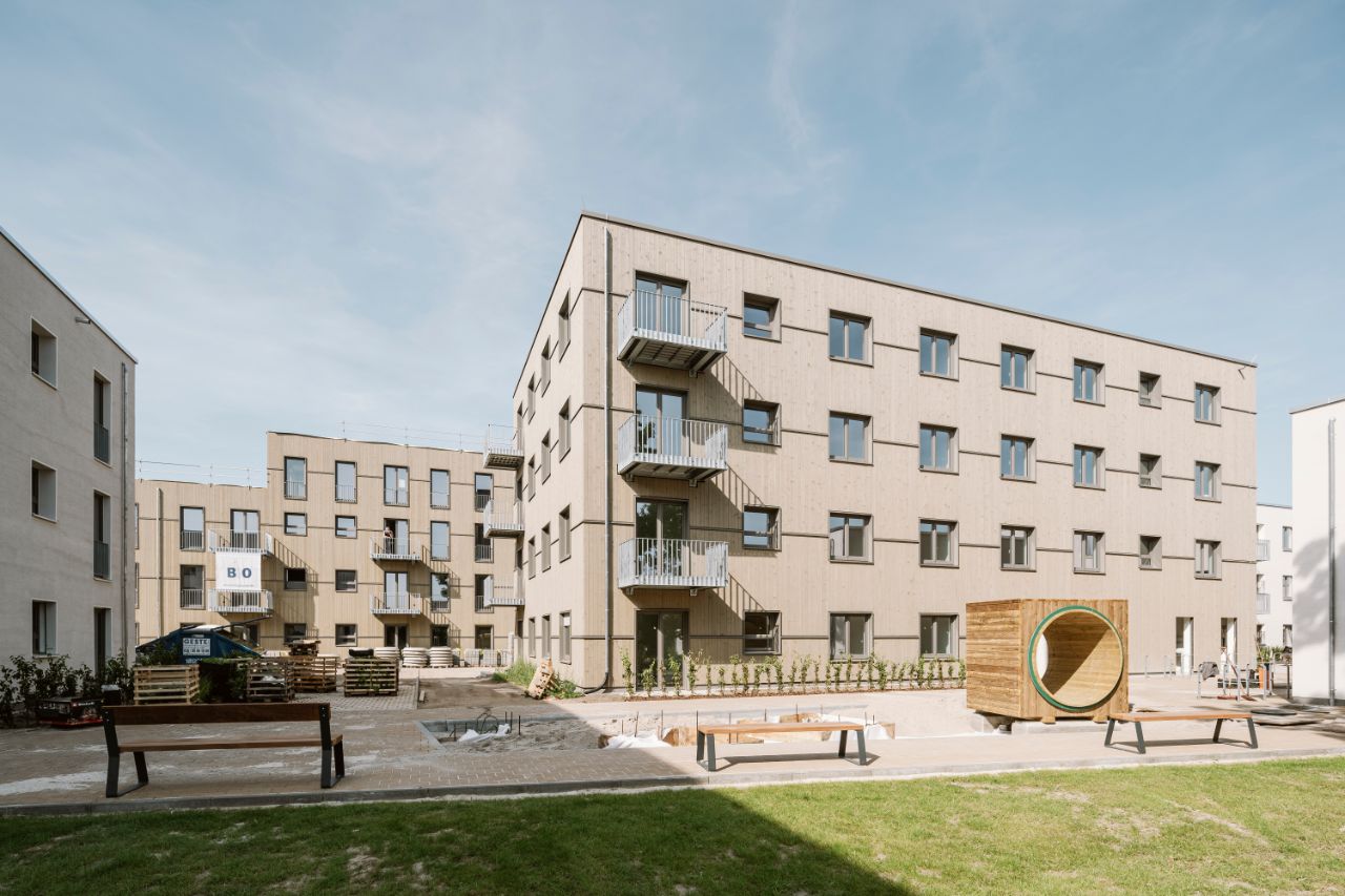 Bild – Außenansicht auf die Gebäude der Johannisgärten, davor befindet sich ein Spielplatz