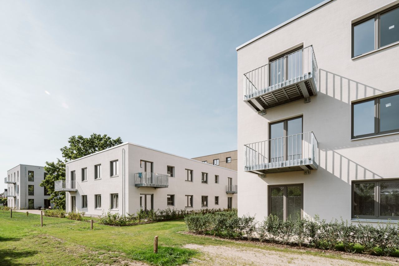 Bild – Außenansicht auf den Wohnblock mit Balkonen