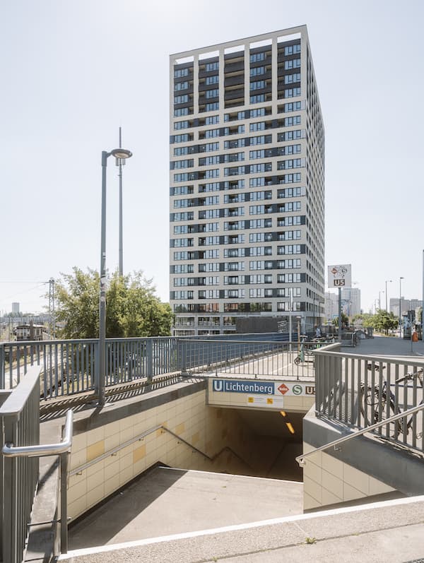 Wohnhochhaus, davor eine U-Bahn-Station