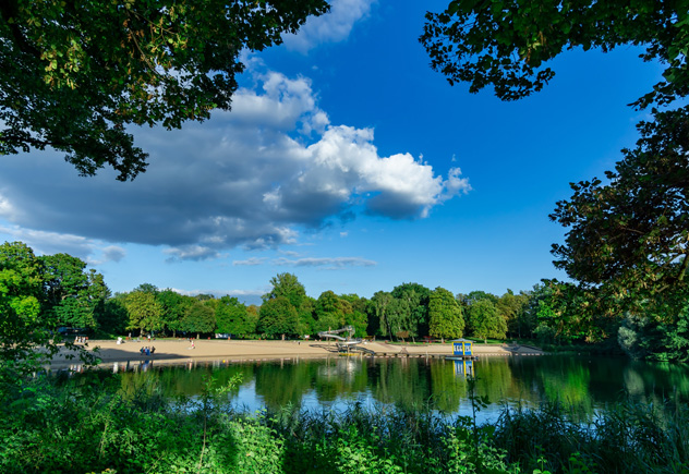 Cảnh bãi biển ở Hồ Oranke. Hai bên bờ là hàng cây. 