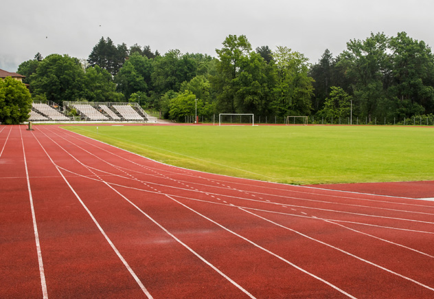 Đường chạy điền kinh ngoài trời.