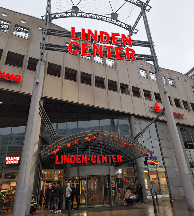 Ở lối vào chính của Trung tâm Linden, một mái vòm kính bảo vệ người mua sắm khỏi mưa.