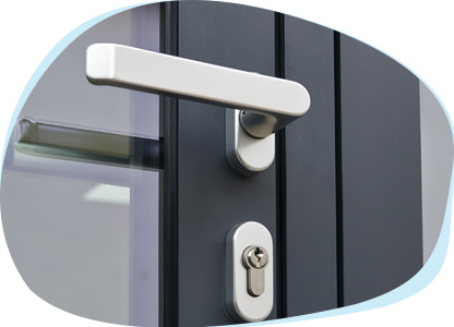 Nahaufnahme eines modernen Türgriffs aus Metall an einer geschlossenen Tür. Die Tür wirkt stabil und einbruchssicher.