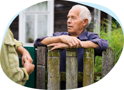 Eine Hand steckt einen Schlüsselbund in ein Türschloss unter einem weißen Türgriff – Symbol für Sicherheit, Zugang oder Abschließen einer Tür.