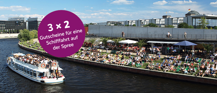 Ein Schiff fährt auf der Spree durch Berlin