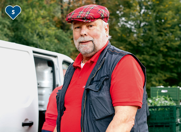 Eine person mit einer roten Kappe schaut in die Kamera