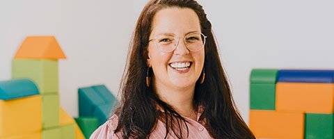 Frau in einem Spielzimmer