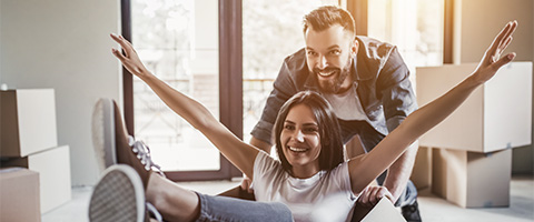 2 Personen in einer Wohnung