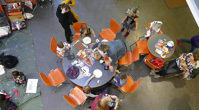 Tisch von oben mit Essen im Familienzentrum