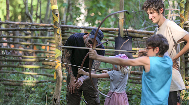 Gruppe Kinder beim Pfeil und Bogen schießen