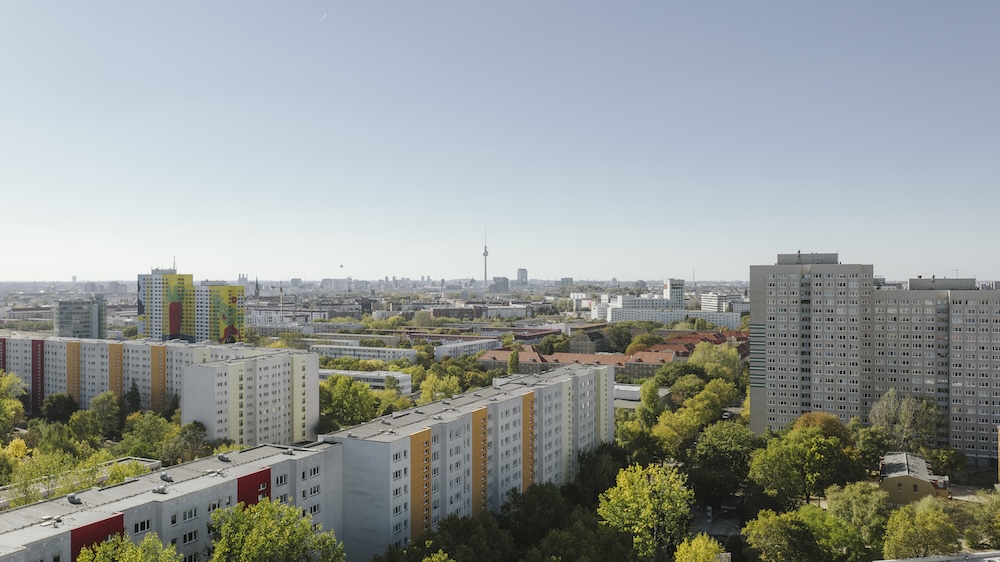 Blick über Berlin. Der Fernsehturm und Hochhäuser mit Grün 