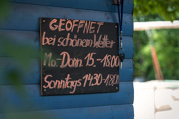 Karlshorst: Schild mit Öffnungszeiten