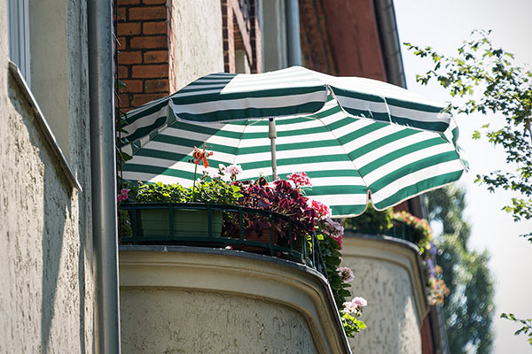 Karlshorst: gestreifter Sonnenschirm auf Balkon