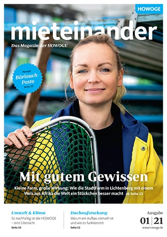 Cover der Mieteinander 01/2021; Eine Frau in gelber Öljacke hält einen Käscher