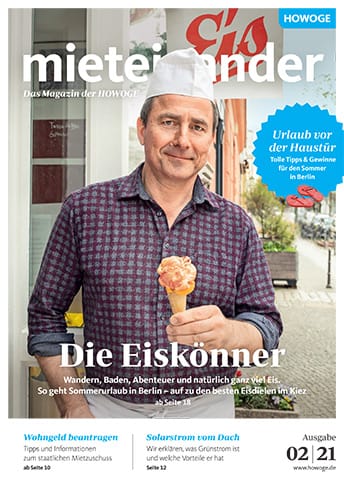 Cover der Mieteinander 2/2021; Männlicher Verkäufer steht vor einem Eisverkauf und hält ein Eis