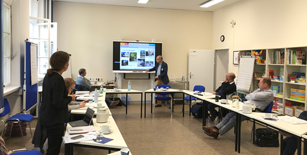 Bild – Menschen bei einem Meeting